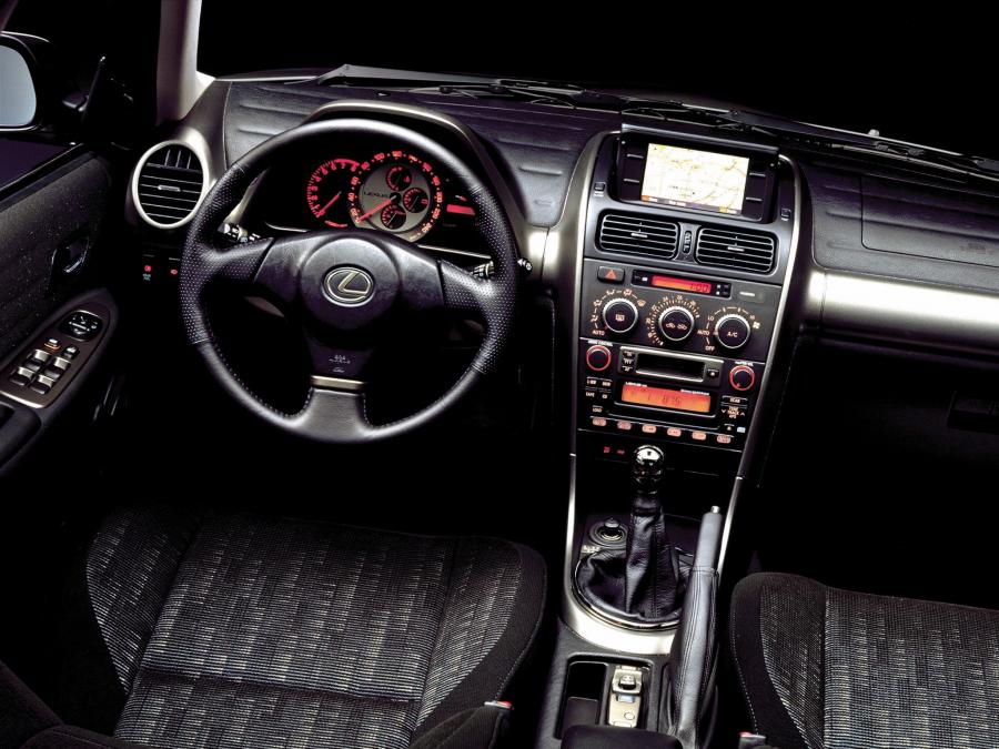  Lexus IS300 2001 года  (EU) (фото 2 из 9)